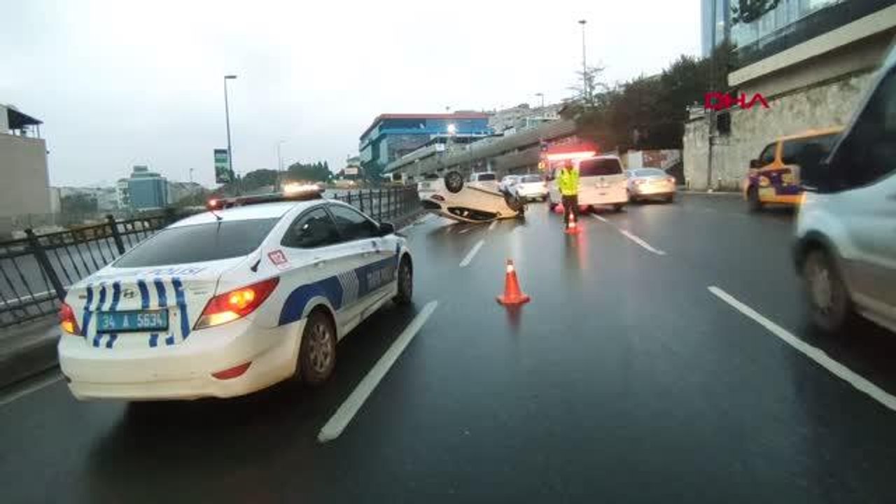 İSTANBUL-BEYOĞLU'NDA OTOMOBİL TAKLA ATTI, TRAFİK YOĞUNLUĞU OLUŞTU