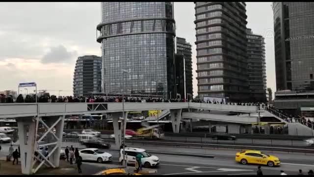 Mesaiye yetişmek için yola çıkan vatandaşlar, metrobüs durağında uzun kuyruklar oluşturdu