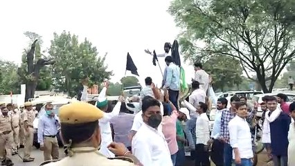 अंदर चलते रहे वैदिक मंत्र, बाहर लगे विरोध के नारे