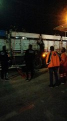 Kamyonun kasasında sıkışan büyükbaş hayvanlar, itfaiye ekipleri tarafından kurtarıldı