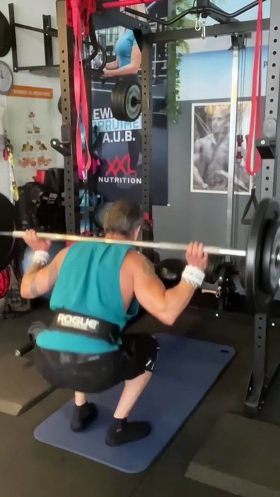 —Gear : @bodyengineersSupplement : @xxlnutritionVilain Wraps : @tuffwraps_uk —Happy Wednesday ! —Salut la famille, j’espère que vous allez bien ? Voici mon entraînement Jambes de ce mercredi après-midi. Bon entraînement à tous ! —SAVE This