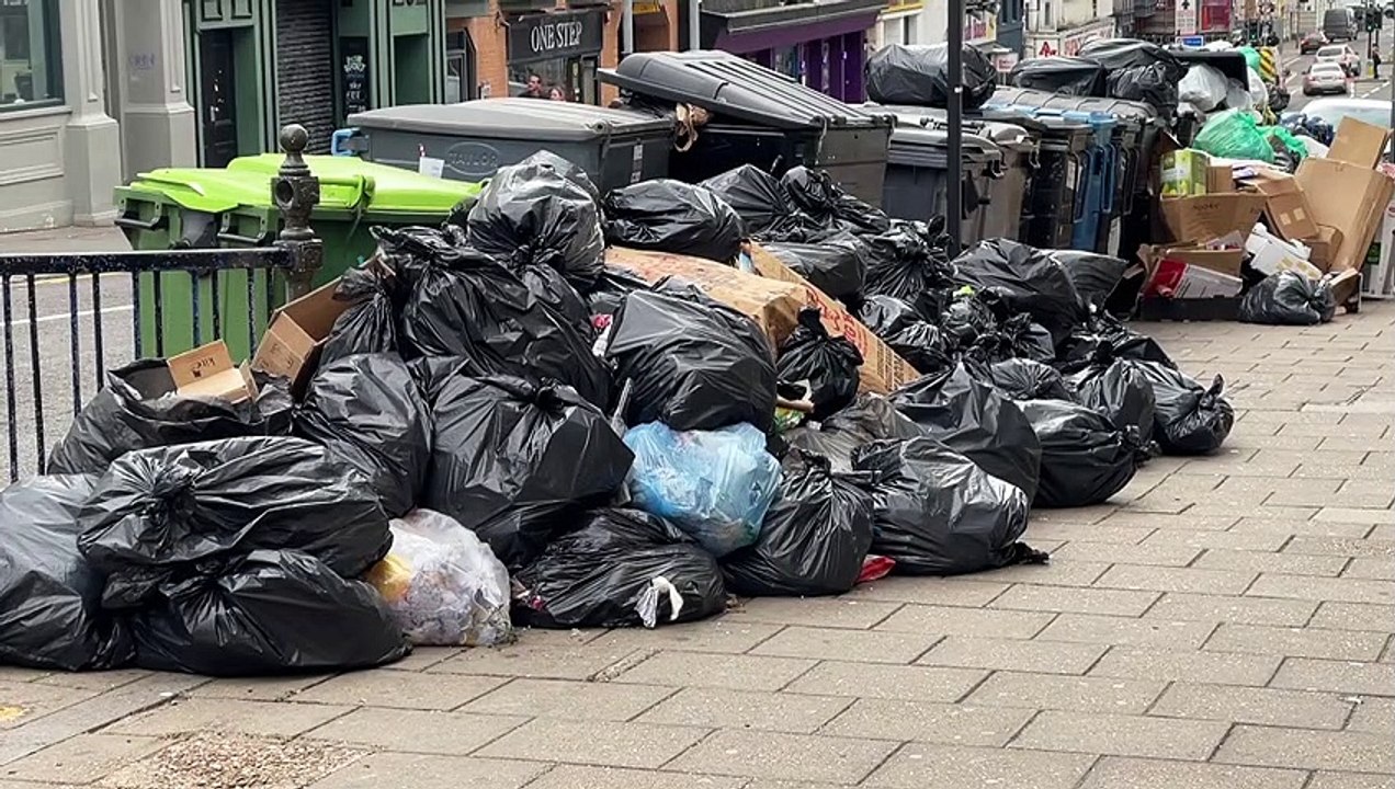 Gestank auf den straßen: in brighton streikt die müllabfuhr