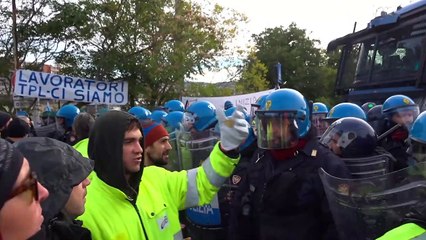 Скачать видео: Trieste, cariche della polizia contro i manifestanti no Green Pass