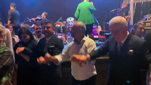İsmail Küçükkaya, Bu görüntü çok konuşulur diyerek paylaştı: Ertuğrul Özkök ve İsmail Saymaz, Kardeş Türküler eşliğinde halay çekti