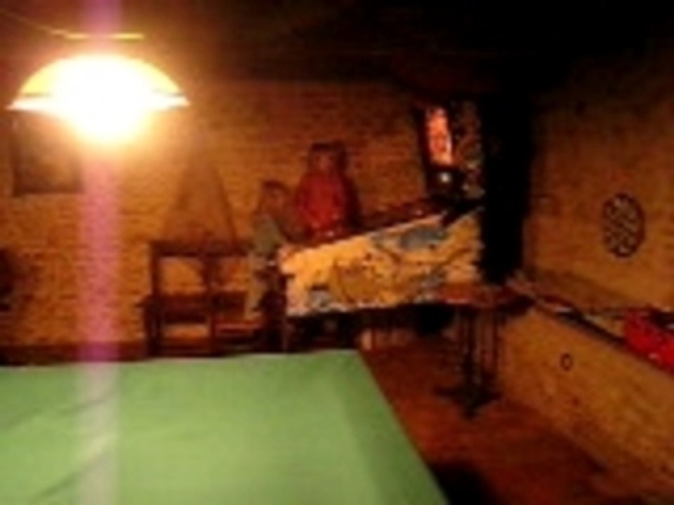 Marie_et_camille_jouent_au-flipper