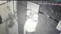 Son dakika gündem: Bağcılar'da binaya giremeyen hırsız güvenlik kamerasını çaldı