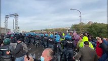 Green pass, sgombero a Trieste: polizia avanza e usa gli idranti