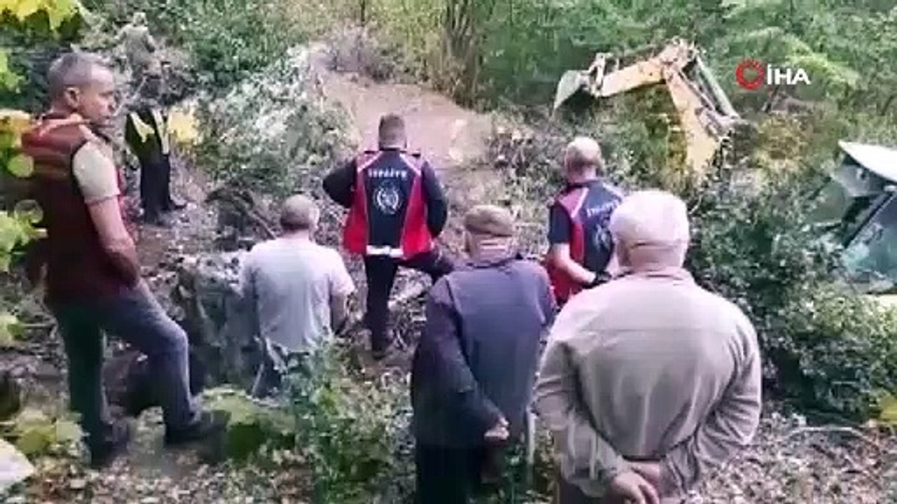 Tokat’ta kayalıklar arasına düşen inek kurtarıldı