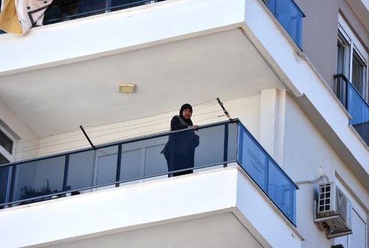 HAVA ALMAK İÇİN ÇIKTIĞI BALKONDA MAHSUR KALDI