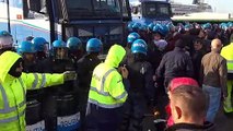 Trieste, i manifestanti si tengono per mano durante lo sgombero
