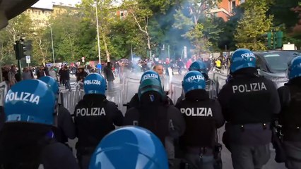 Download Video: Trieste, la polizia lancia i lacrimogeni contro i manifestanti no Green Pass