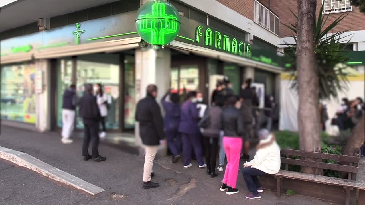 Green pass, in fila per il tampone: "E' piu' sicuro del vaccino"