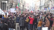 Covid, due arresti e denunce per il corteo dei No Green pass a Milano