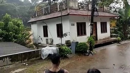 Casa arrastada cheias Kerala Índia