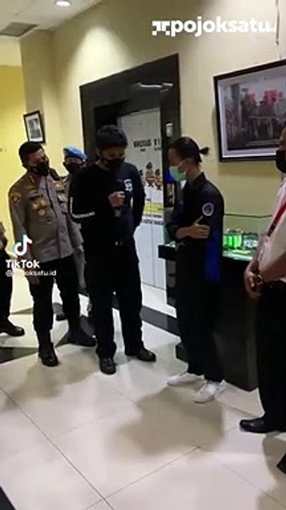 Oknum Polisi banting mahasiswa
