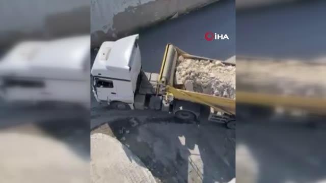 Yolun ortasına hafriyat döküp kaçtı...Olay anı kamerada