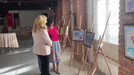 Alman Rita Bohlen, Türkiye'de öğrendiği ebru sanatıyla kültürüne ait motifleri buluşturdu