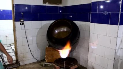 EL FEYYUM - Mısır'da Mevlit Kandili kutlamaları kapsamında hazırlanan tatlılar ilahiler eşliğinde satılıyor