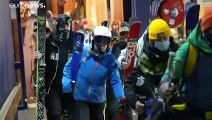 Les premiers skieurs sur les pistes à Tignes, fréquentation record attendue cette saison en France