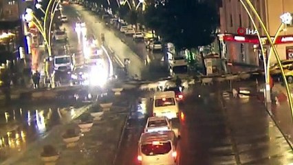 Şehir merkezinden geçen koyun sürüsü ilginç görüntüler oluşturdu
