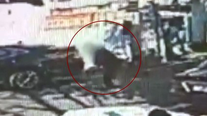 언덕에서 볼링공 굴린 70대...안경원 덮쳐 '와장창' / YTN