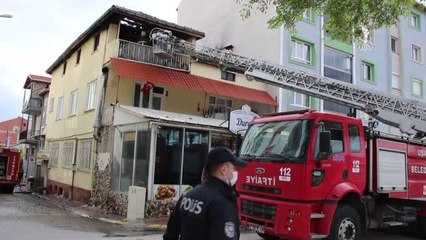 Bir evin çatısında çıkan yangın itfaiye ekiplerince söndürüldü
