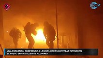 Una explosión sorprende a los bomberos mientras extinguen el fuego en un taller de aluminio