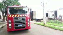 Bombeiros são acionados para combater incêndio em baú de caminhão, em Umuarama
