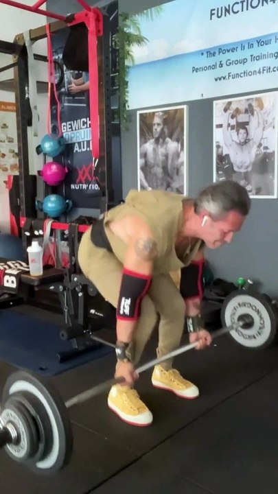 —Gear : @bodyengineersSupplement : @xxlnutritionVilain Wraps : @tuffwraps_uk —Happy Tuesday Everyone ! ☀️—Salut la famille, j’espère que vous allez bien ? Voici mon entraînement Dos, Biceps et Abs de ce mardi après-midi.Bon entraînement à tous ! 