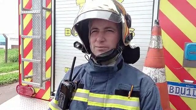 Bombeiros são acionados para combater incêndio em caminhão, em Umuarama 1