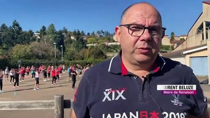 Une guirlande de soutiens-gorge géante à Renaison pour octobre rose