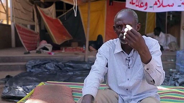 المعتصمون المؤيدون للجيش في السودان يطالبون باسقاط رئيس الوزراء