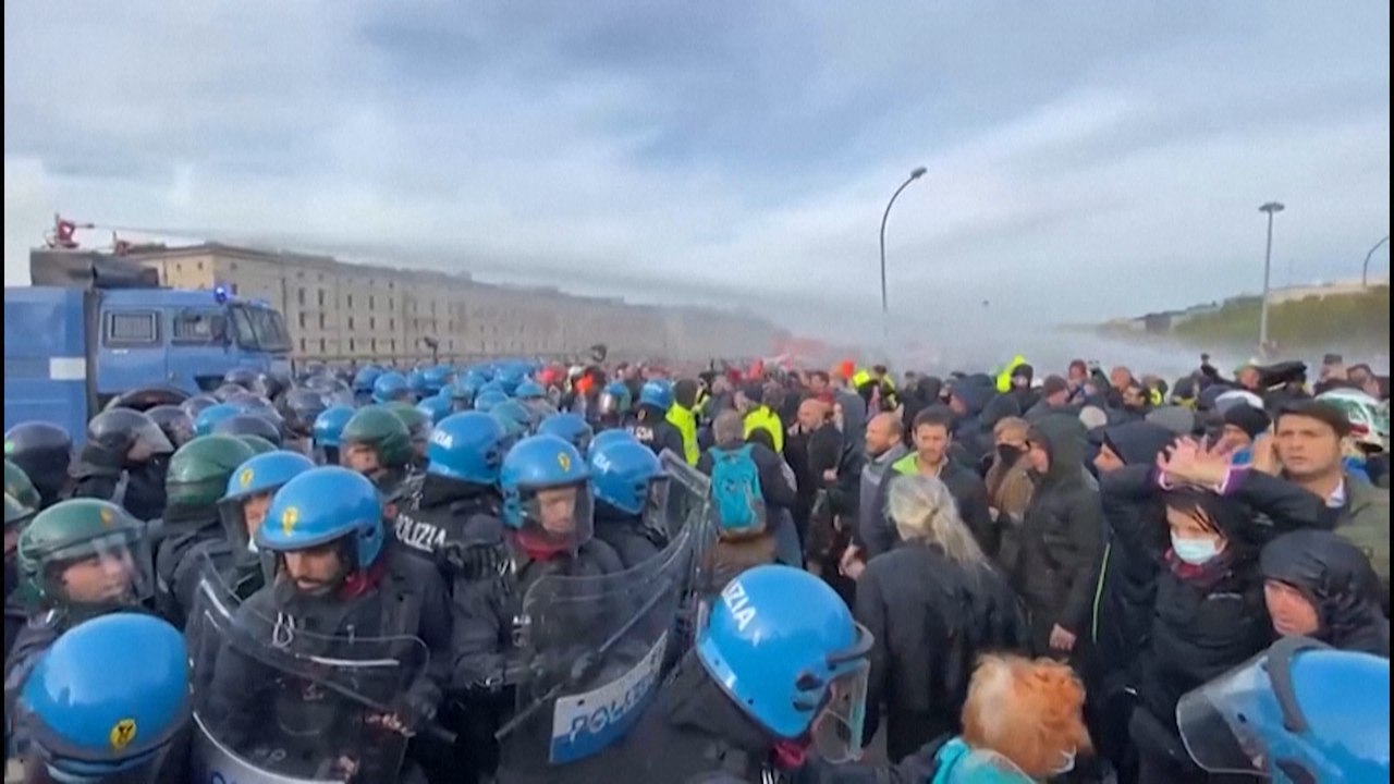 Polizei löst Protestblockade in Triester Hafen mit Wasserwerfern auf