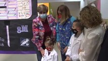 La 'madre' de las vacunas contra la covid visita un colegio en Asturias