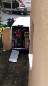 Il oublie le frein à main sur son camion de déménagement et va avoir beaucoup de chance