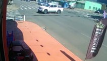 Impressionante: Motociclista é atingida após colisão entre camionetes