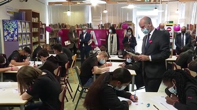 Brigitte Macron et Jean-Michel Blanquer font la dictée à des collégiens près de Paris