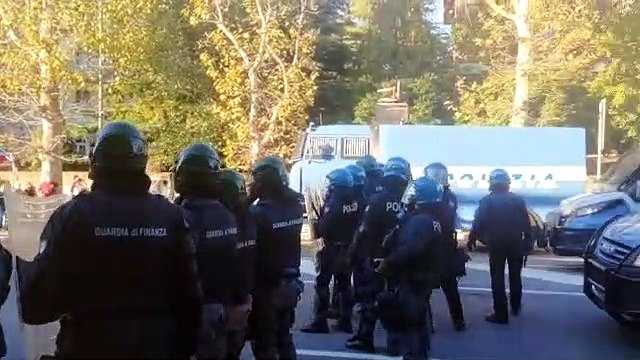 Trieste, le forze dell'ordine caricano i manifestanti con idranti e lacrimogeni