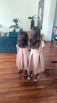 Amel Bent filme ses filles Hana et Sofia en train de chanter.