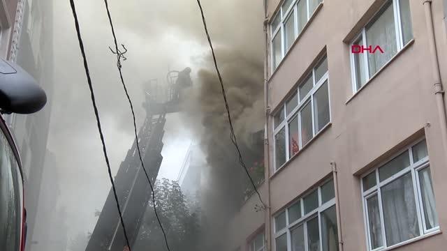 GAZİOSMAPAŞA'DA, İKİ KATLI BİNANIN ÇATI KATINDA YANGIN