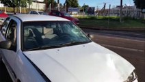 Colisão de trânsito envolve dois carros e uma moto na Rua Cuiabá, no Bairro Neva