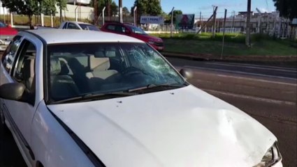 Colisão de trânsito envolve dois carros e uma moto na Rua Cuiabá, no Bairro Neva