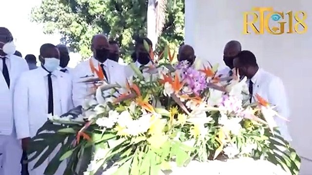 Premye minis Ariel Henry depoze yon jèb flè sou plas mozole ak plas Marchand Dessalines