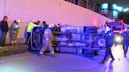 Otomobil kamyonete çarptı