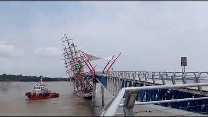 tn7-Video- buque escuela de la Marina de Brasil choca contra puente en Ecuador-181021