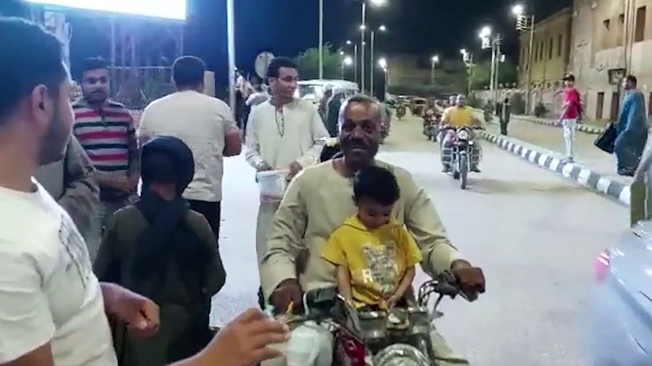 لدين لله والوطن للجميع.. شباب أقباط يوزعون حلوى المولد النبوى بالأقصر