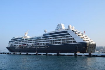 Kuşadası, "yüzen oteller"i ağırlamaya devam ediyor