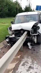 Ce conducteur a percuté une barrière de sécurité et a eu beaucoup de chance !