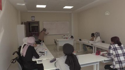 Kadınlar mesleki eğitim hayalini belediyenin açtığı kursla gerçekleştiriyor