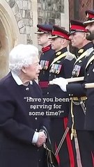 La reina Isabel II vacila a un guardia real y hace reír a sus compañeros